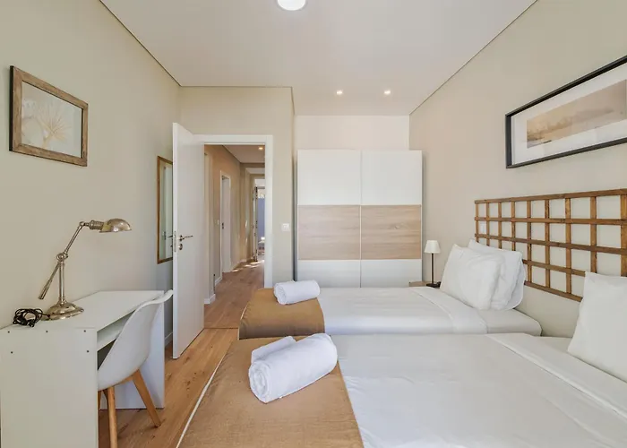 Downtown Farol アパート セトゥーバル